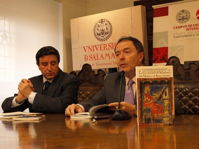 El autor (I) y el director de la Oficina del VIII Centenario