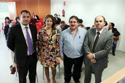 Cobo, 2ª a la izda, en la presentación del  Cheque Innovación a empresarios.