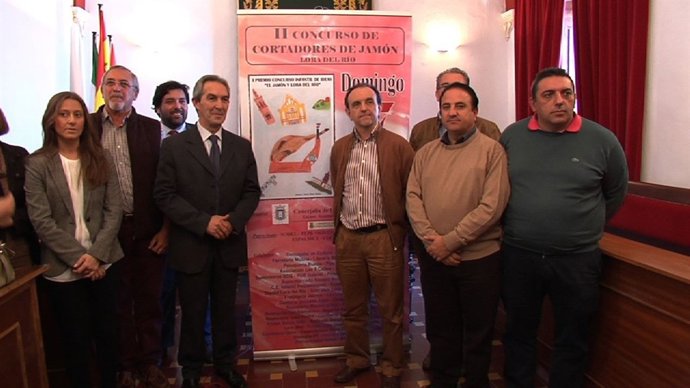 El consejero de Turismo y Comercio en Lora del Rio.