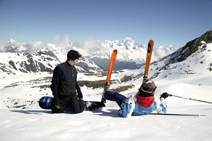 Esquiadores En La Montaña