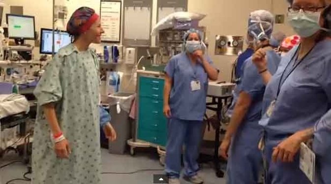 Ginecologa baila en el quirofano cancer de mama