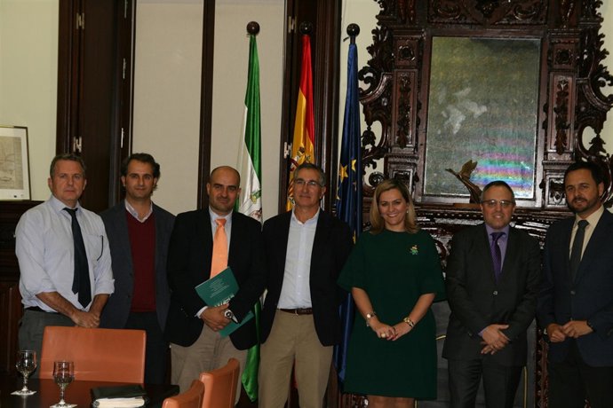 La consejera de Medio Ambiente, María Jesús Serrano, junto a la AAEF