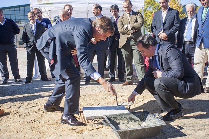 El alcalde de Boadilla,Antonio González Terol, en la puesta de la primera piedra