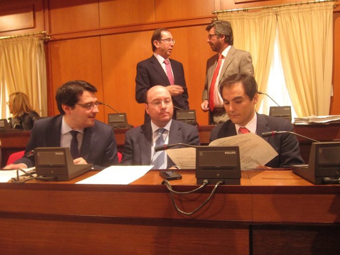 Rafael Navas flanquedao por José Antonio Nieto y José María Bellido