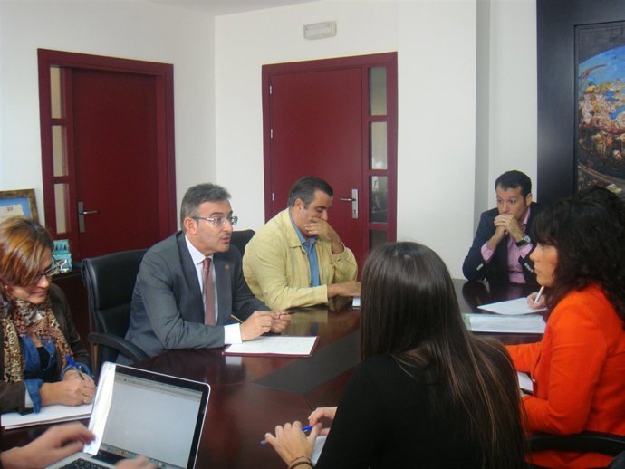 Reunión en la UHU con el colectivo Capítulo 6. 