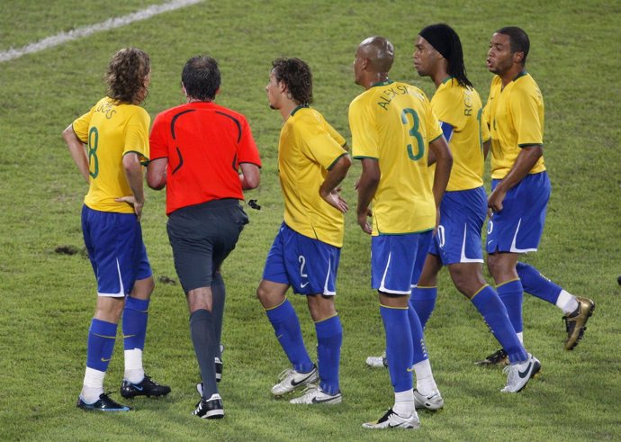 Jugadores brasileños protestan por un penalti 