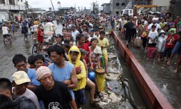 Víctimas del tifón Yolanda esperan para recibir comida en Filipinas