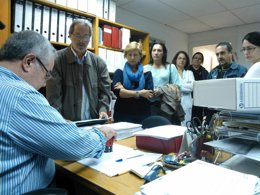 Entrega de 11.300 firmas contra el cierre del Hospital de la Cruz Roja