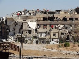 Un edificio dañado en un frente de batalla en Jobar, Siria