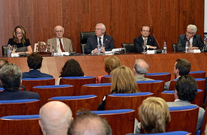 López Pellicer, primero por la izquierda               