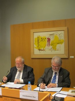 Salvador Esteve y Joandomènec Ros firman el convenio de colaboración