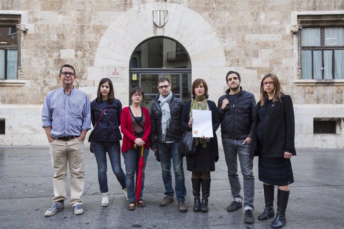 La Unió de Periodistes entrega una carta a Fabra contra el cierre en RTVV