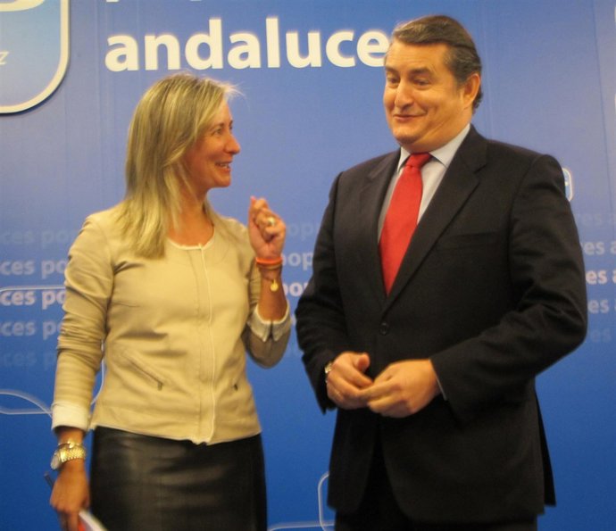 Carolina González-Vigo y Antonio Sanz, hoy en la sede del PP-A