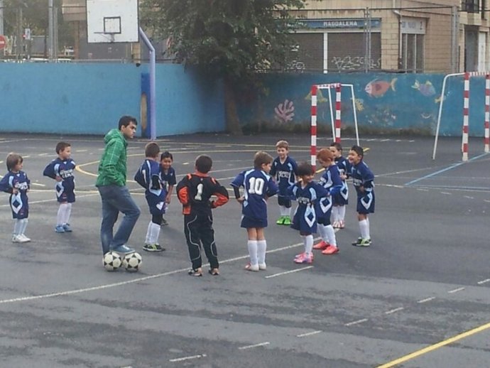Niños entrenando en el patio del Colegio Arteagabeitia