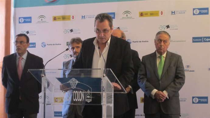El director del Festival de Cine de Huelva, Eduardo Trías, junto a los patronos.