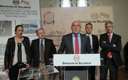 Jesús Julio Carnero (centro), L. A. Solís (a su dcha) y Aquilino Molinero (izq)