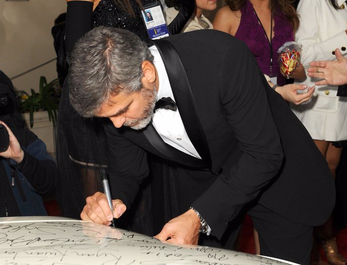 George Clooney firma en el Chrysler 300 Eco 