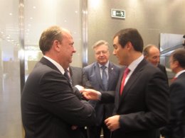 José Antonio Monago conversa con el alcalde de Córdoba, José Antonio Nieto