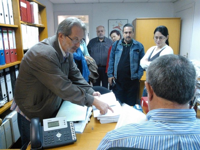 Momento de la entrega de firmas en la Cruz Roja