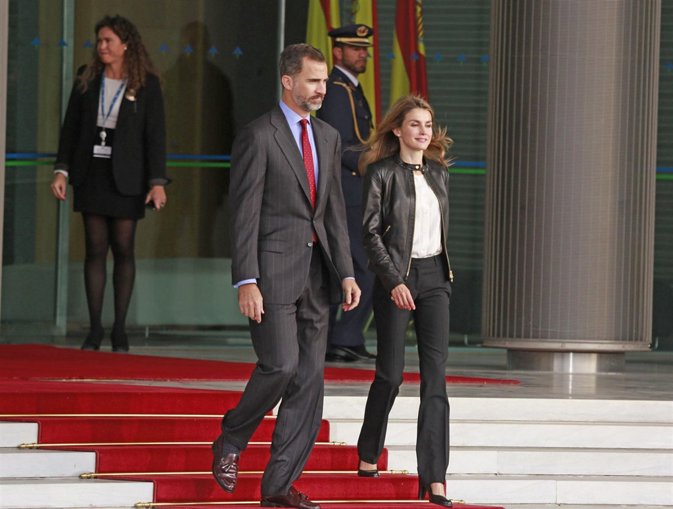 Letizia Ortiz y Principe Felipe reciben ejemplo revista Hola Aeropuerto