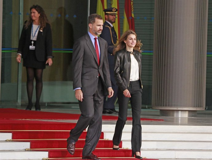 Letizia Ortiz y Principe Felipe reciben ejemplo revista Hola Aeropuerto