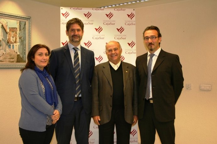 El director de Fundación CajaSur, Ángel Cañadilla (2º izda.) y miembros  ONG