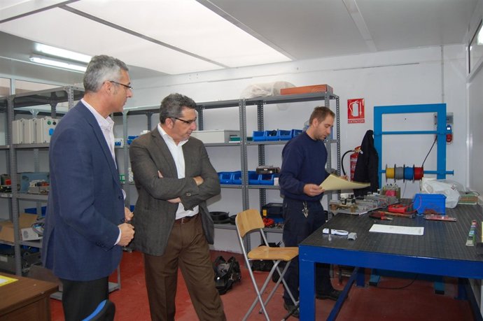 El alcalde de Alcalá,  Antonio Rodríguez Limones, con Elevadores Alcor.