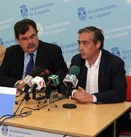 Arroyo (derecha), junto al exalcalde de Leganés en una rueda por 'Cuadrifolio'