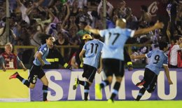 La selección uruguaya de fútbol venció 2-0 el martes a Colombia como local y dio