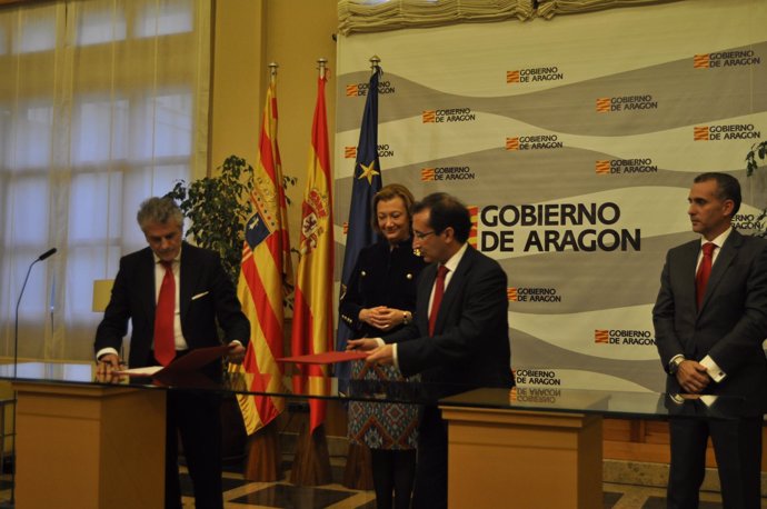 Firma del acuerdo del Gobierno de Aragón con el BEI y Banco Santander.