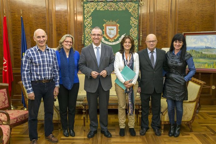 Enrique Maya recibe a la Asociación Foltra.
