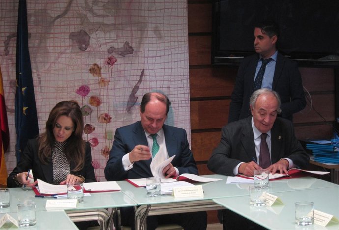 Firma de uno de los convenios para modernización del regadío