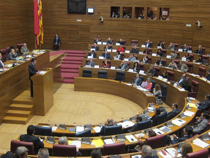 Císcar comparece en el pleno de las Corts
