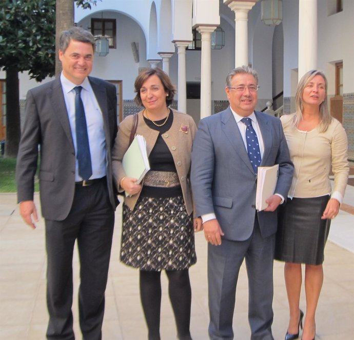 El presidente del PP-A, Juan Ignacio Zoido, con su equipo en el Parlamento