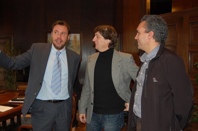 Puente (izq.) e Izquierdo (drcha) con el alcalde de Soria, Carlos Martínez