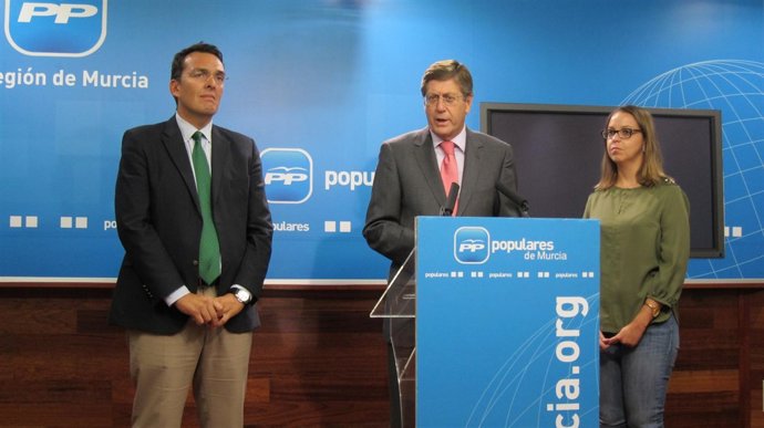 Bernal junto a Inmaculada González y Javier Ruano en rueda de prensa
