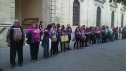 Cadena humana ante el Ayuntamiento de Sevilla