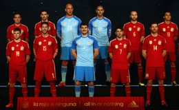 Selección española con la nueva equipación roja España