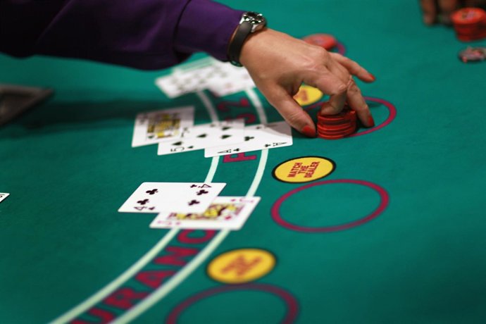 Imagen de una mesa de Blackjack en un casino 