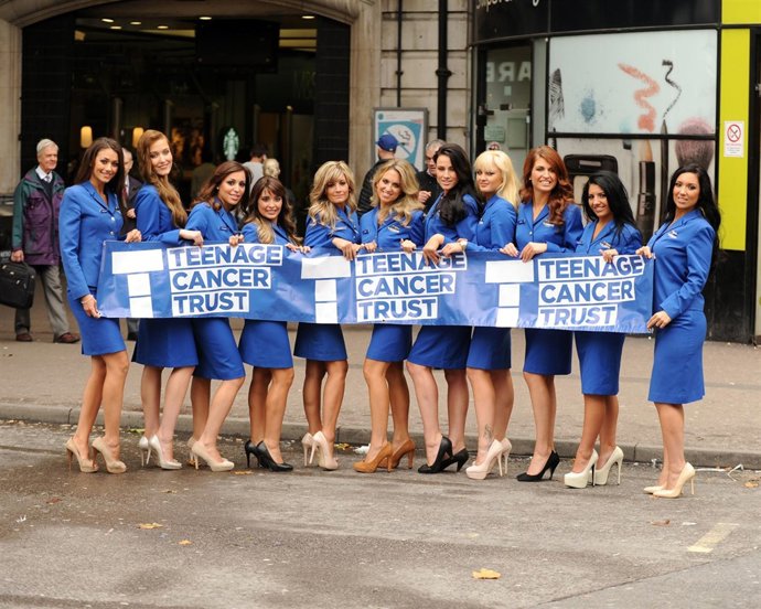 Azafatas de la tripulación de vuelo de Ryanair apoyan a la ONG contra el cáncer