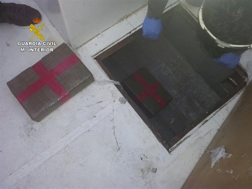 Droga incautada en el interior de una lancha