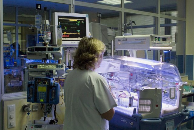 Una Enfermera Atiende A Un Bebé En Una Incubadora