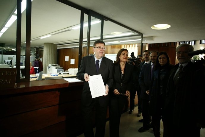 El diputado del PSOE Ximo Puig presenta el recurso en el TC