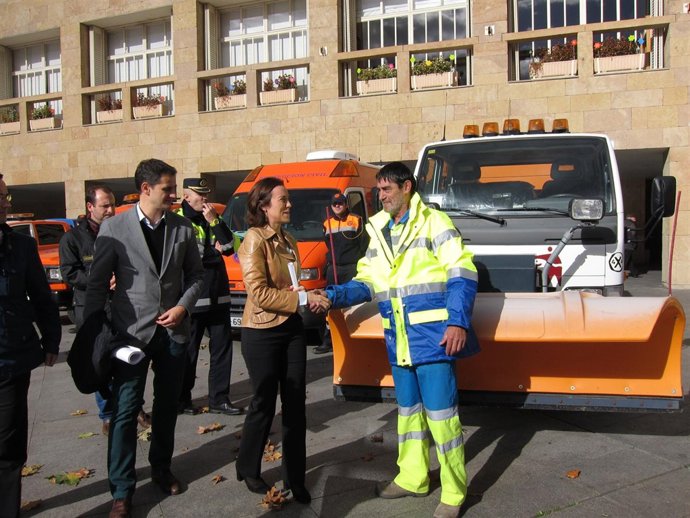 Gamarra saluda a un empleado ante una de las máquinas quitanieves