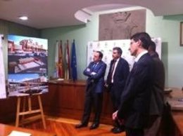 Sanz contempla el proyecto del nuevo colegio