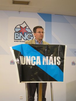 Xavier Vence, junto a la bandera de Nunca Máis por el Prestige