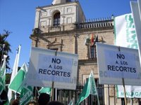 Protesta de ocho sindicatos profesionales ante el Parlamento contra los recortes
