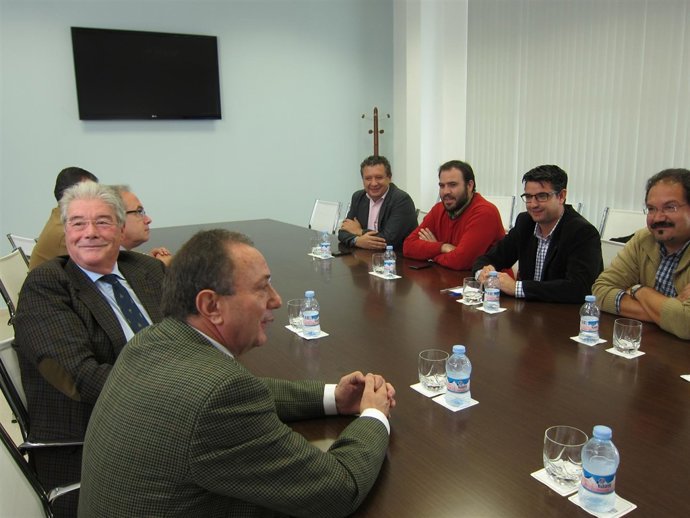 Un momento de la reunión entre CECO  e IU