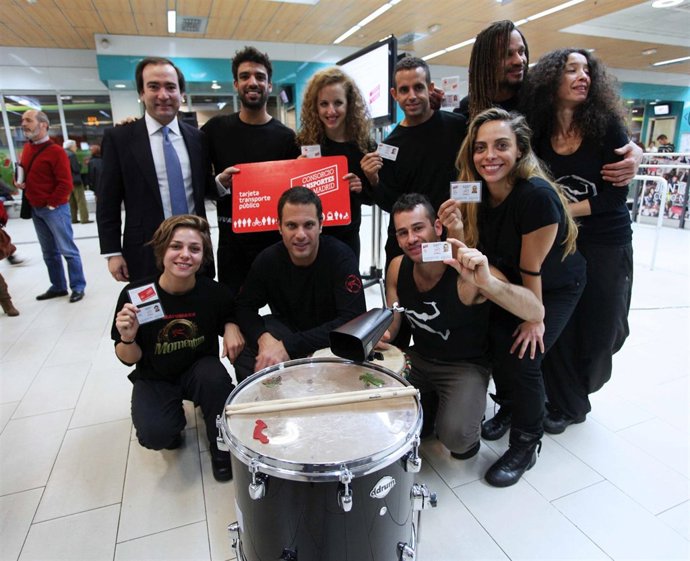 Carabante con los artistas de Mayumana