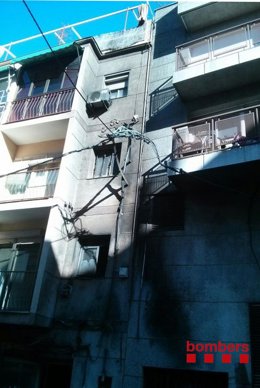 Edificio afectado por la deflagración en Santa Coloma